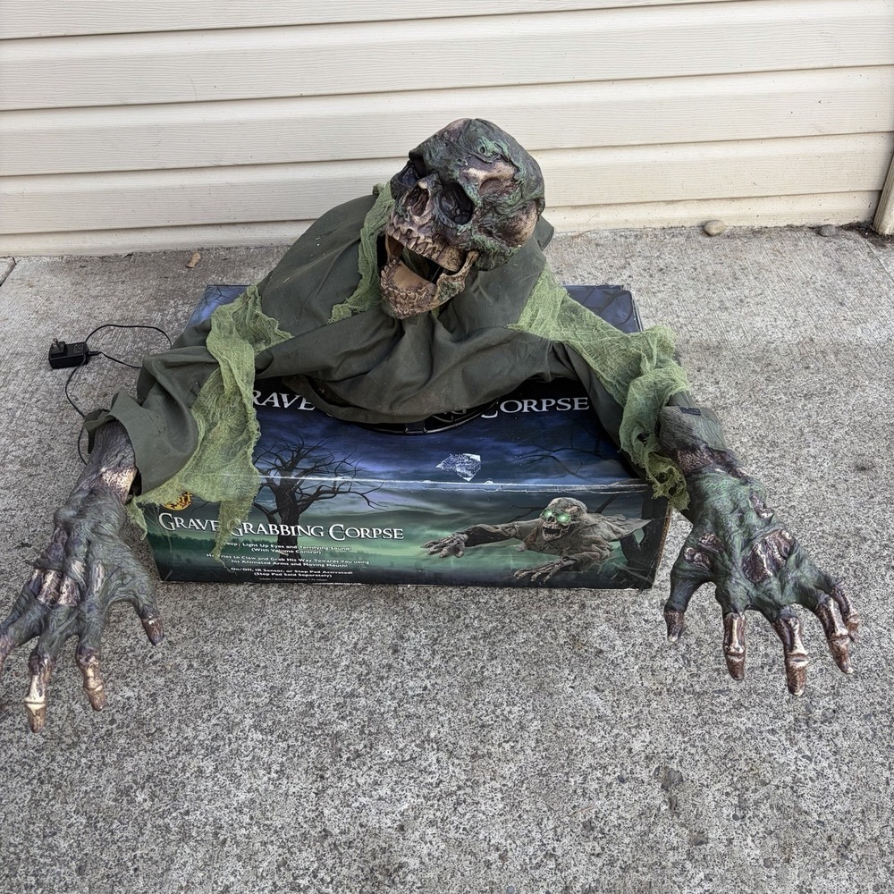 Spirit Halloween Grave Grabber Zombie Skeleton Animatronic Prop RARE!